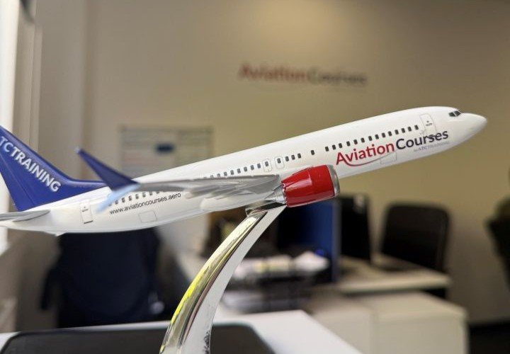 Aviation Courses Boeing 737 Max Aircraft Model 1:200 - Image 2